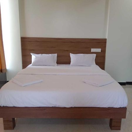 Royal Kitchen Hotel Hirisave Bagian luar foto
